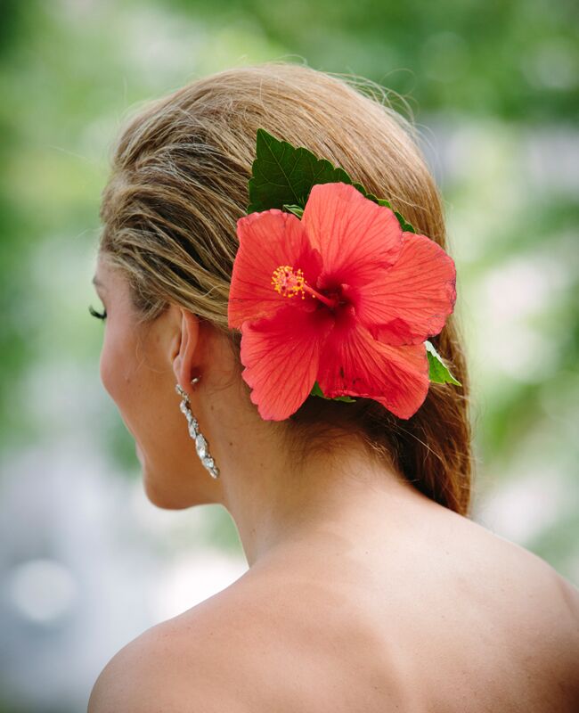 7 Ways To Wear Fresh Flowers In Your Wedding Day Hair