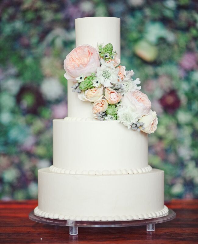 Small wedding cakes with fresh flowers