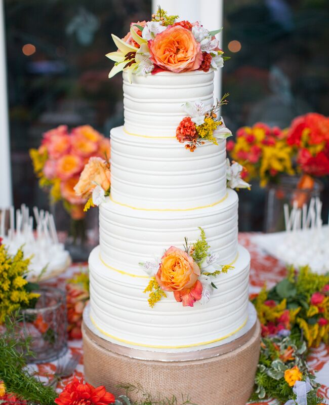 Small wedding cakes with fresh flowers