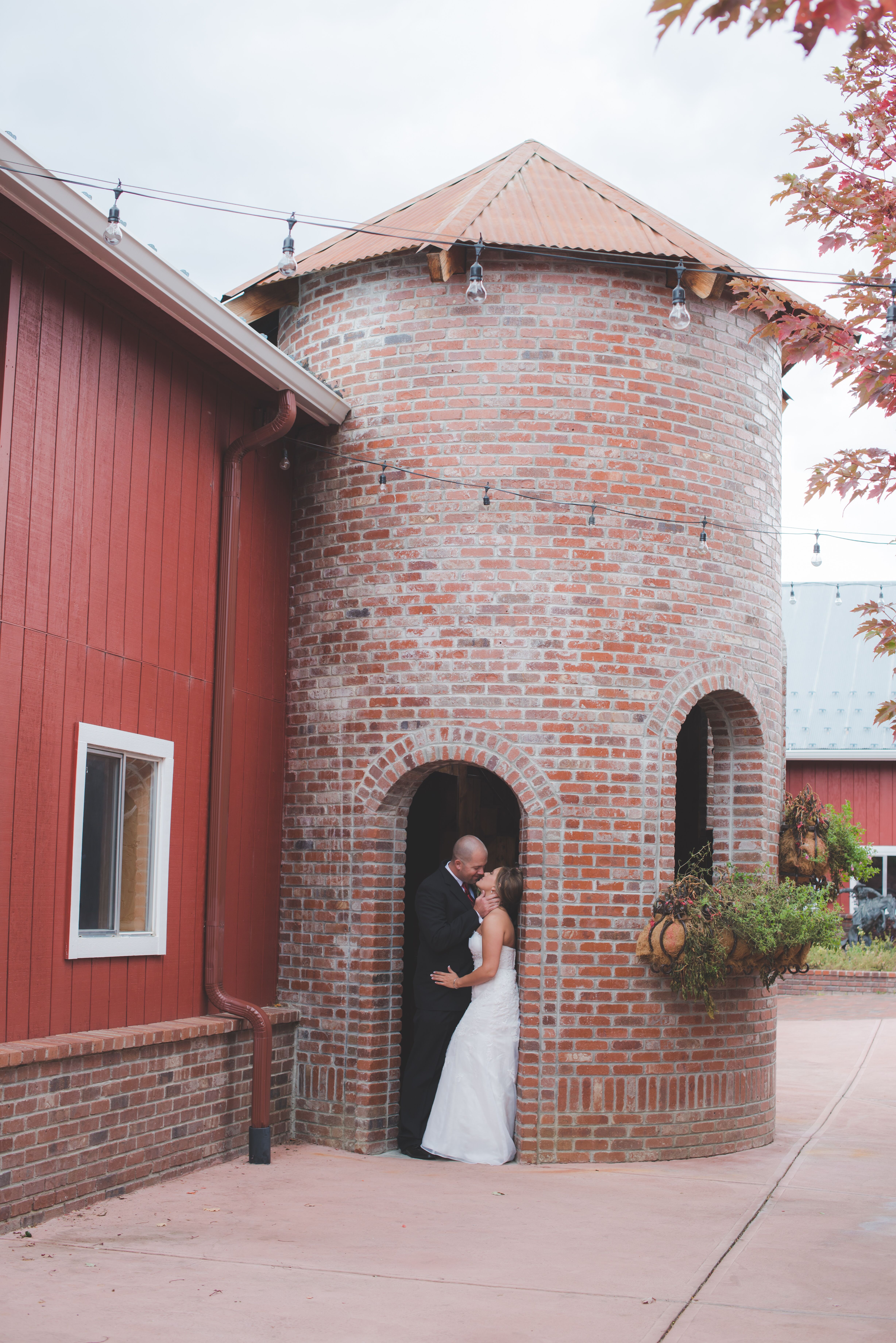 A Rustic Red Wedding At Crooked Willow Farms In Larkspur Colorado   002aee10 124d 11e4 843f 22000aa61a3e