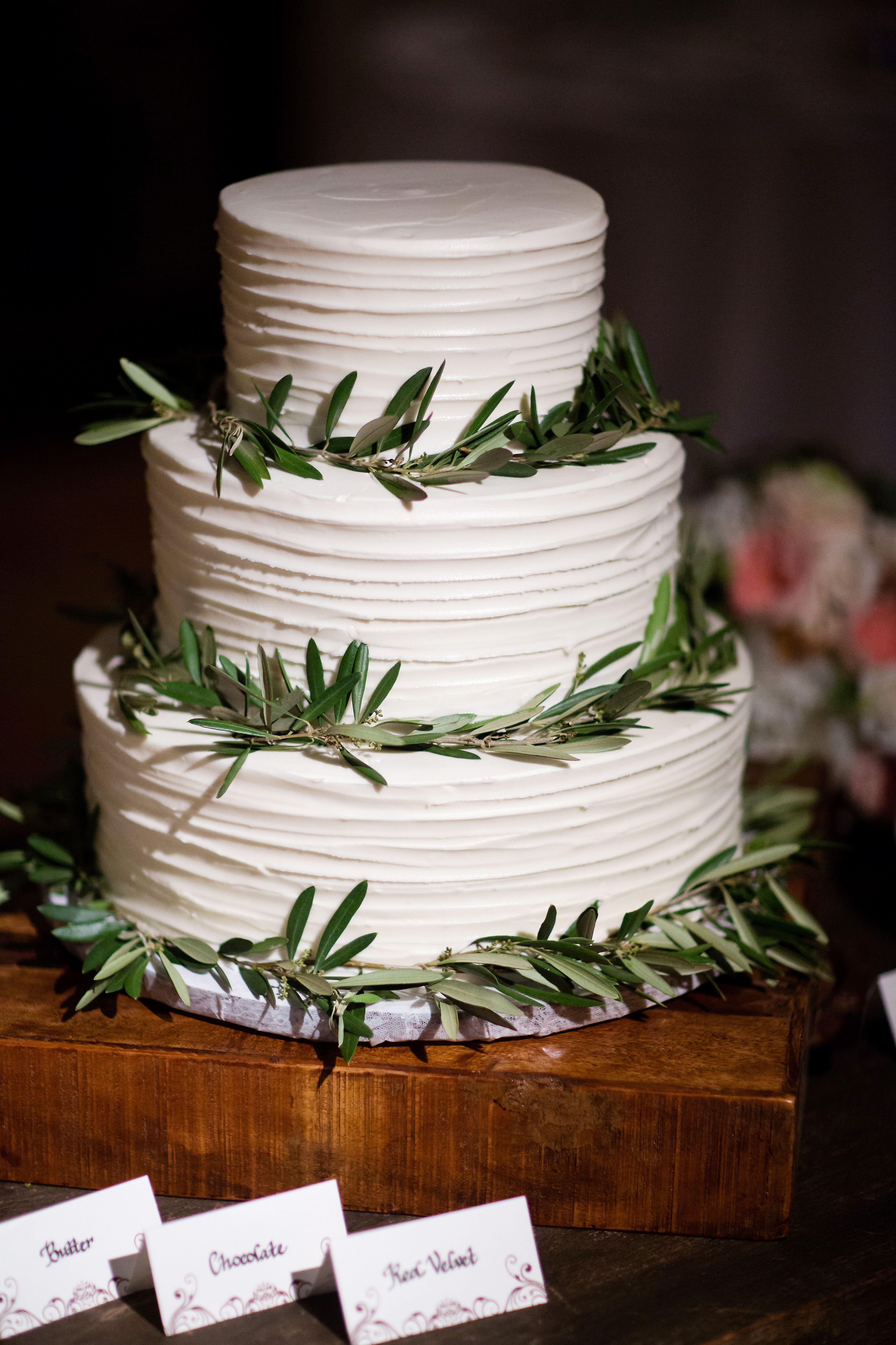 simple-three-tier-wedding-cake-with-greenery-rings