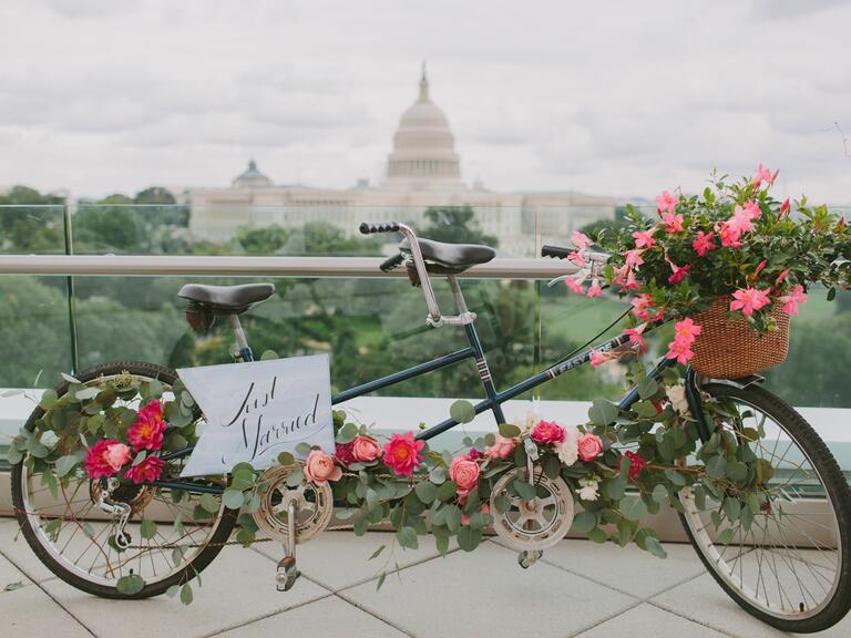 sykkel dekket av blomster i dc