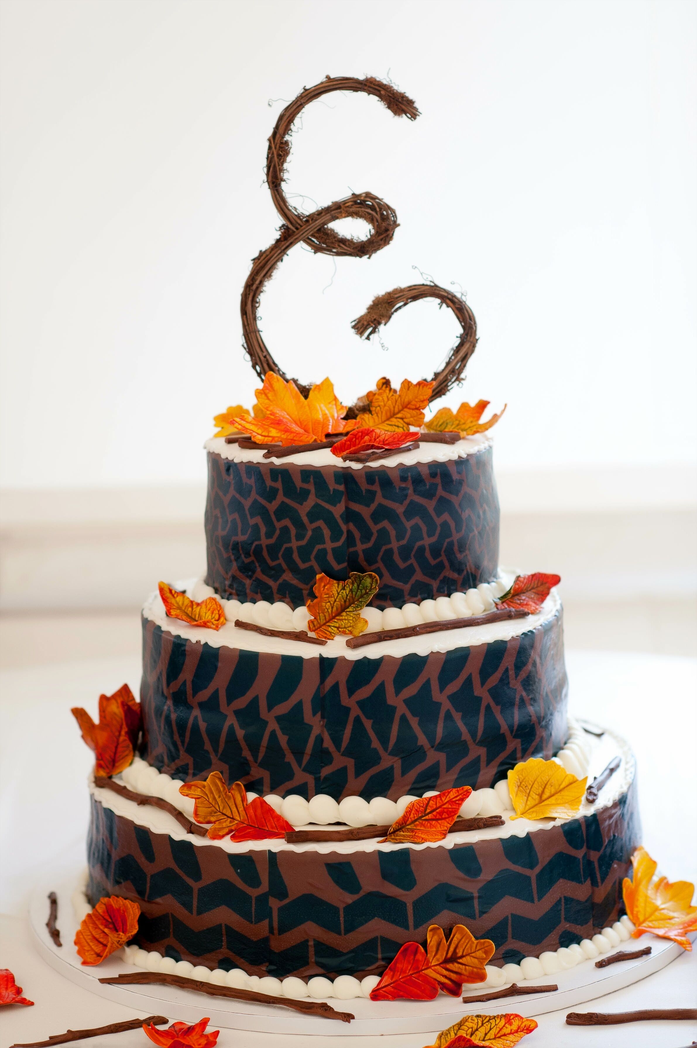 Rustic Fall Themed Round Wedding Cake