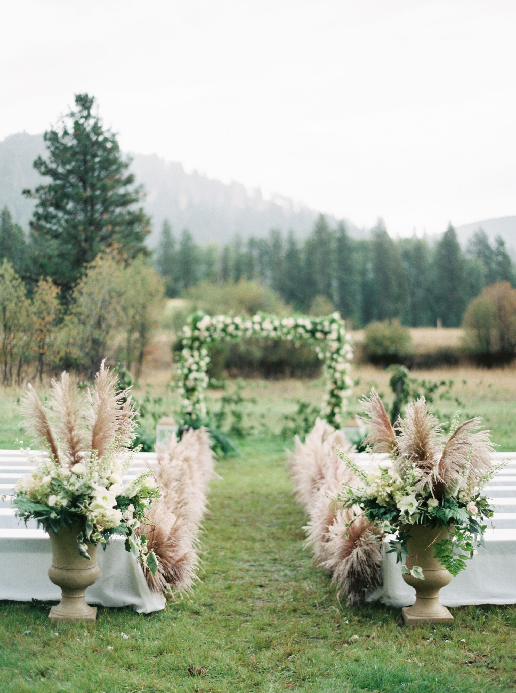 pampas-grass-as-ceremony-decor