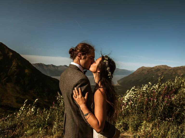 Pareja besándose en las montañas