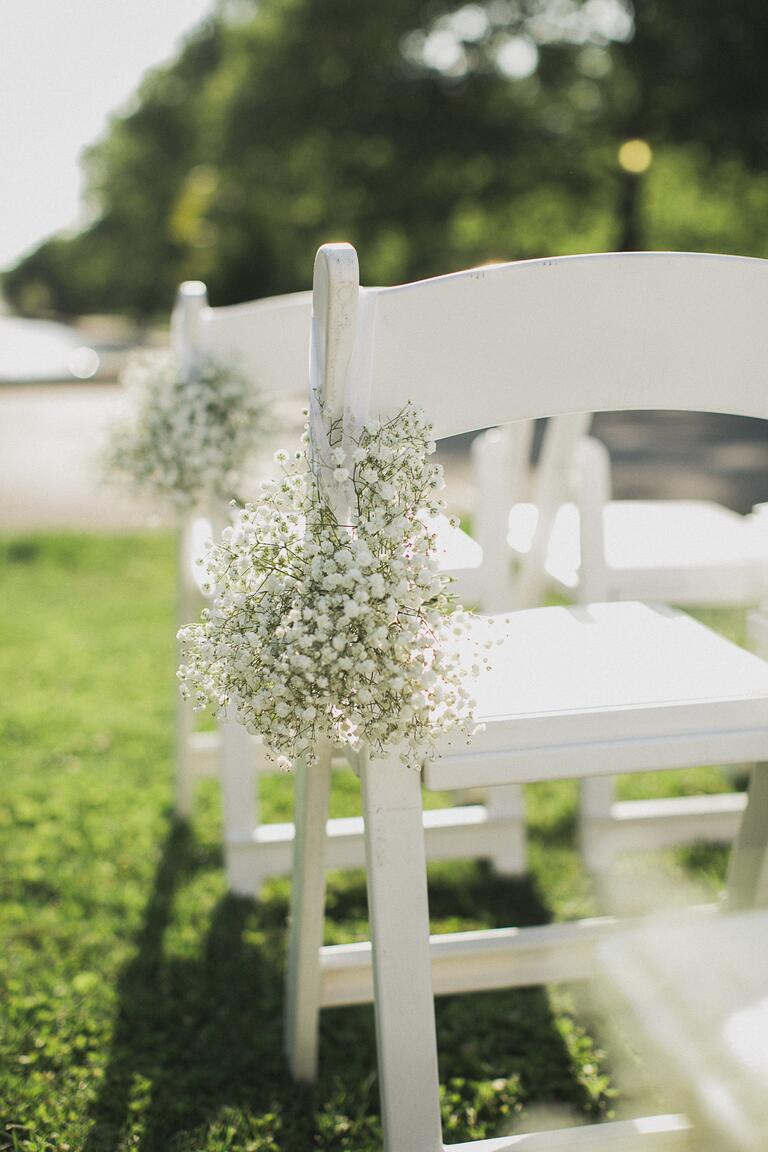 Décor d'allée de cérémonie à l'haleine de bébé's Breath ceremony aisle decor