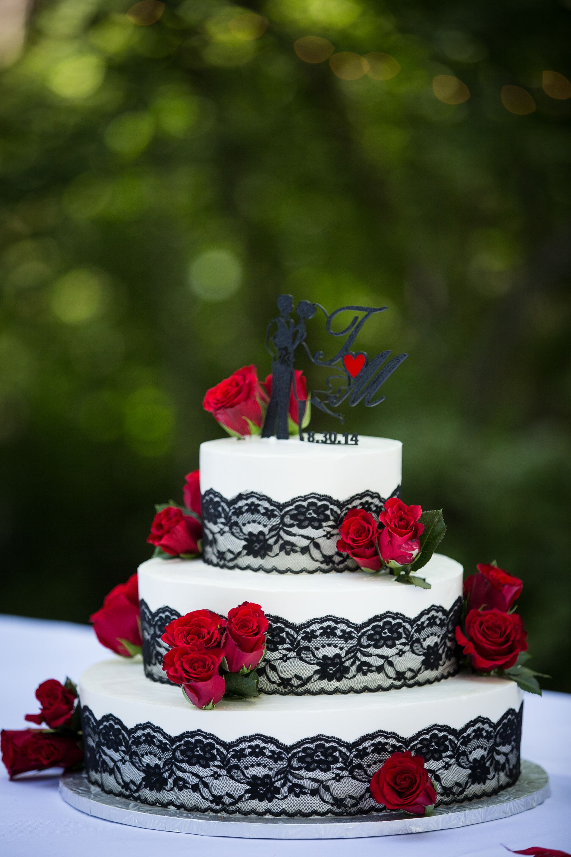 wedding cake with red roses