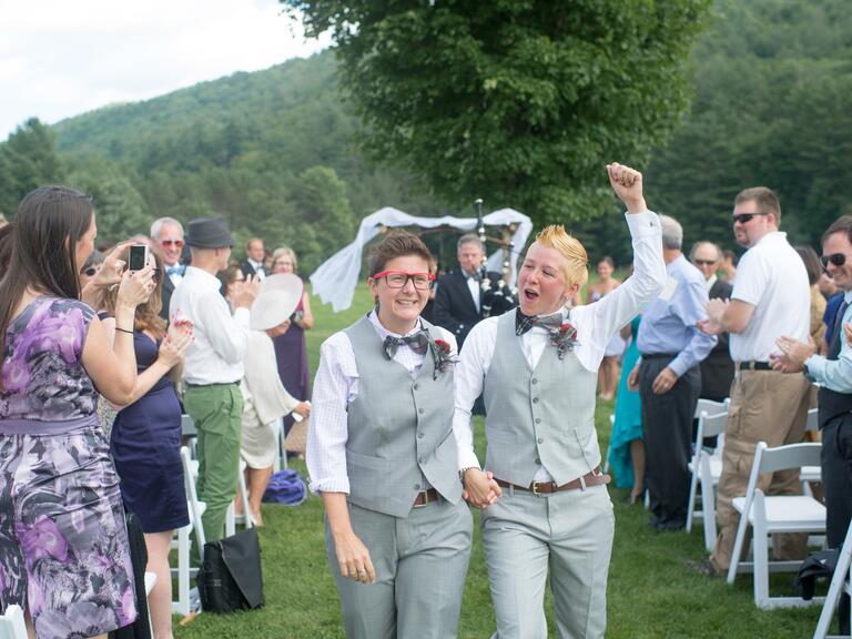 La pareja en una boda al aire libre