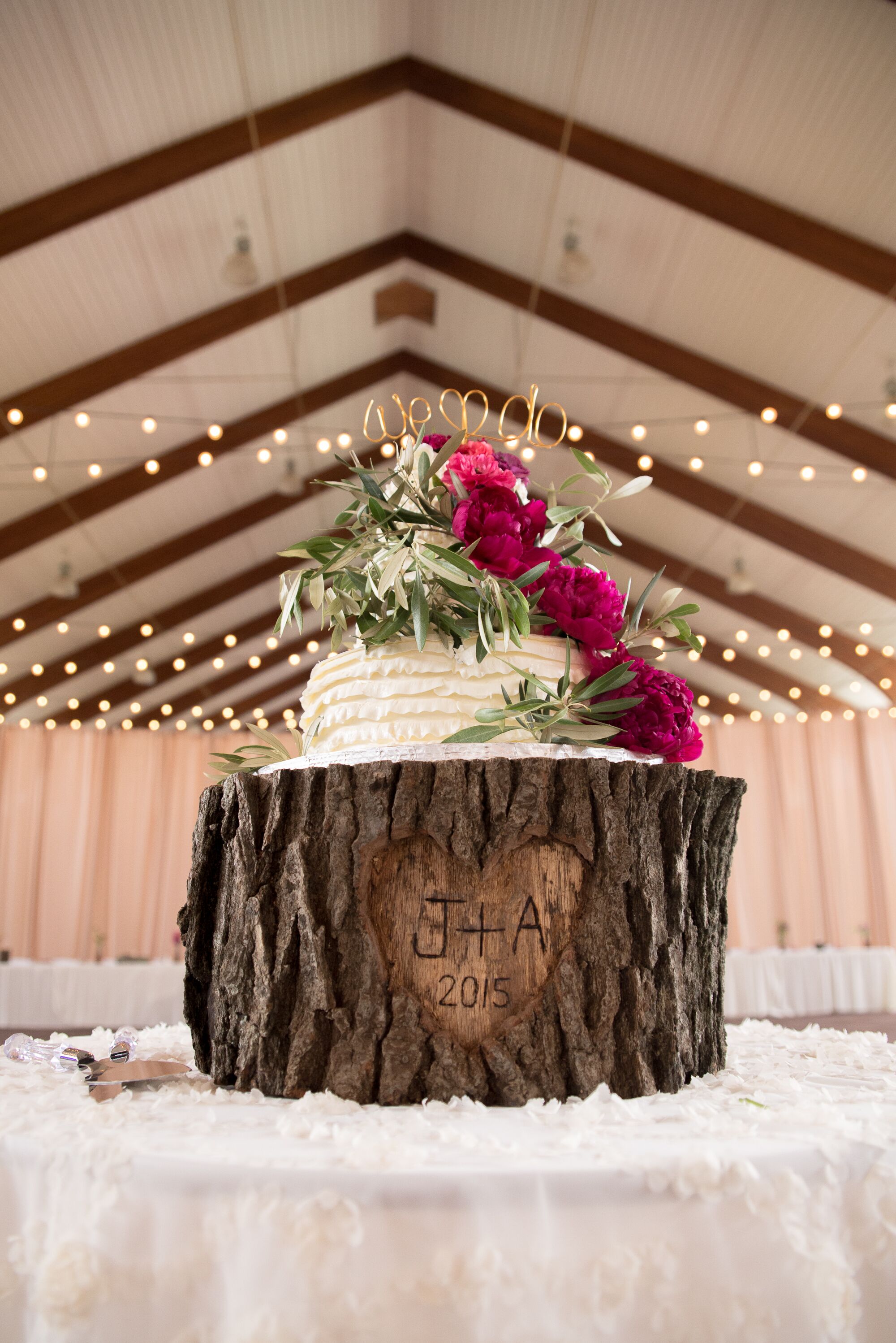 Tree stump 2025 wedding cake stand