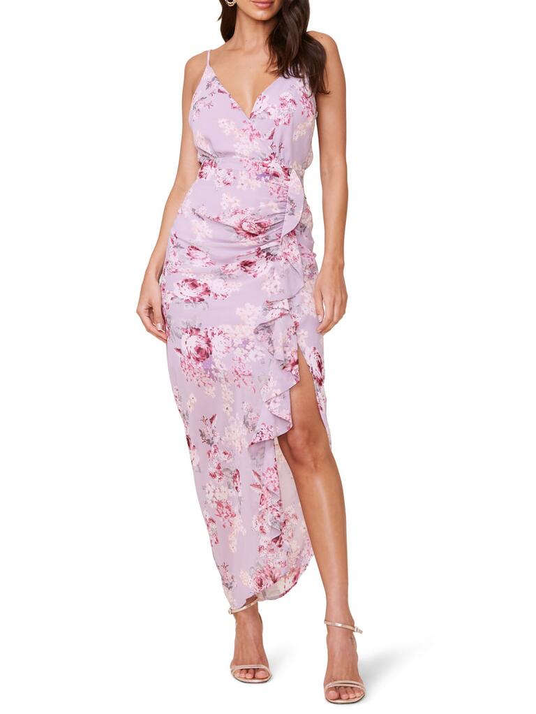 Vestido floral púrpura y rosa con volantes en la parte delantera