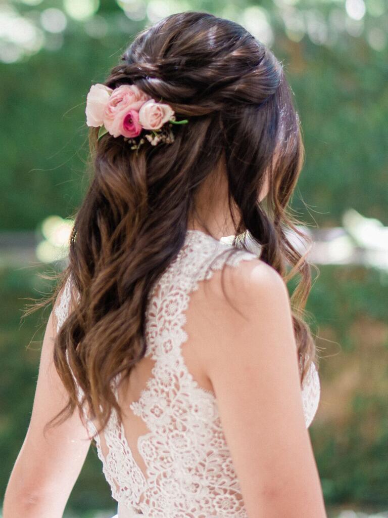 fiori per capelli da sposa half-up con fiori sotto