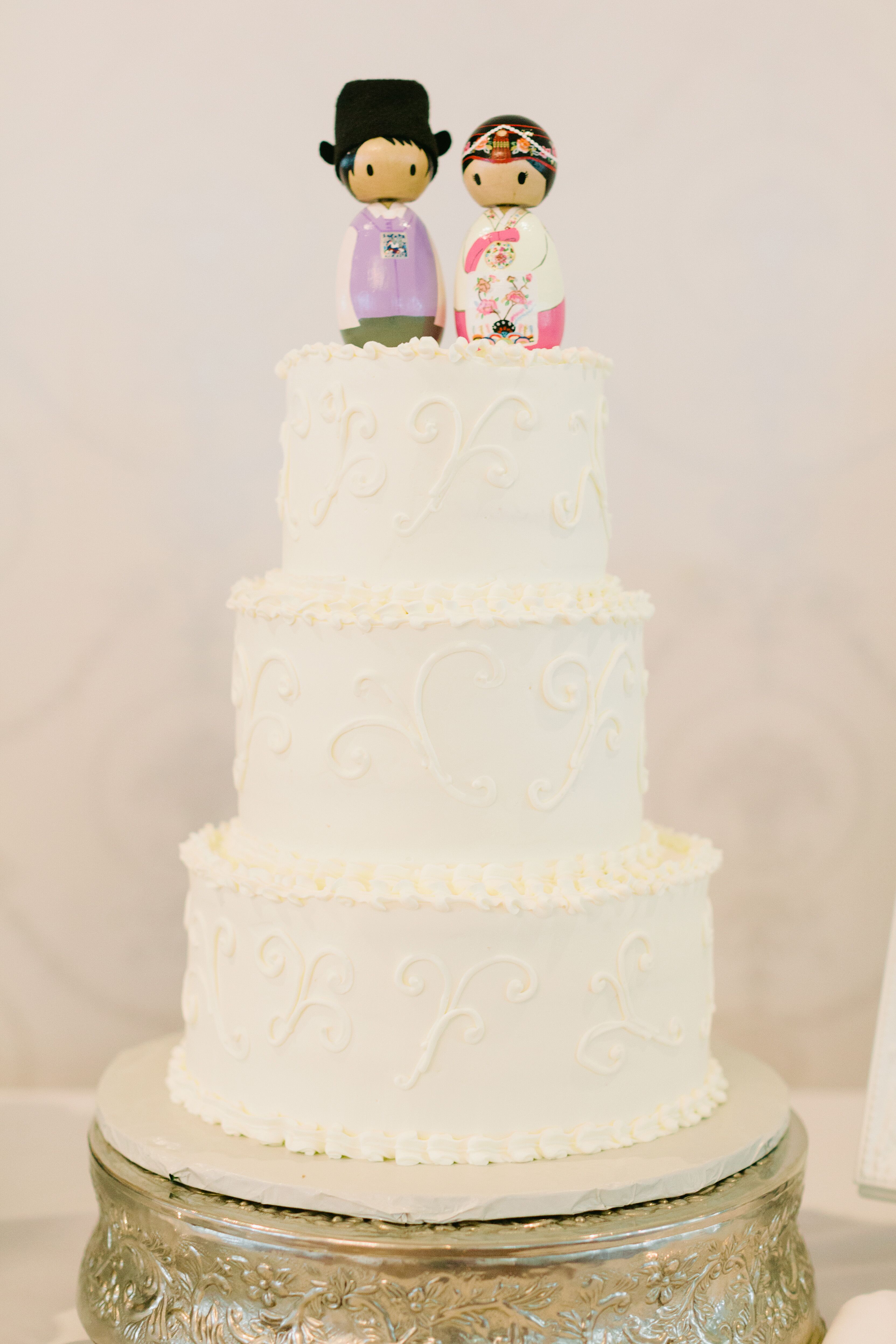  Cake  Topper in Traditional Korean  Outfits on Classic White 