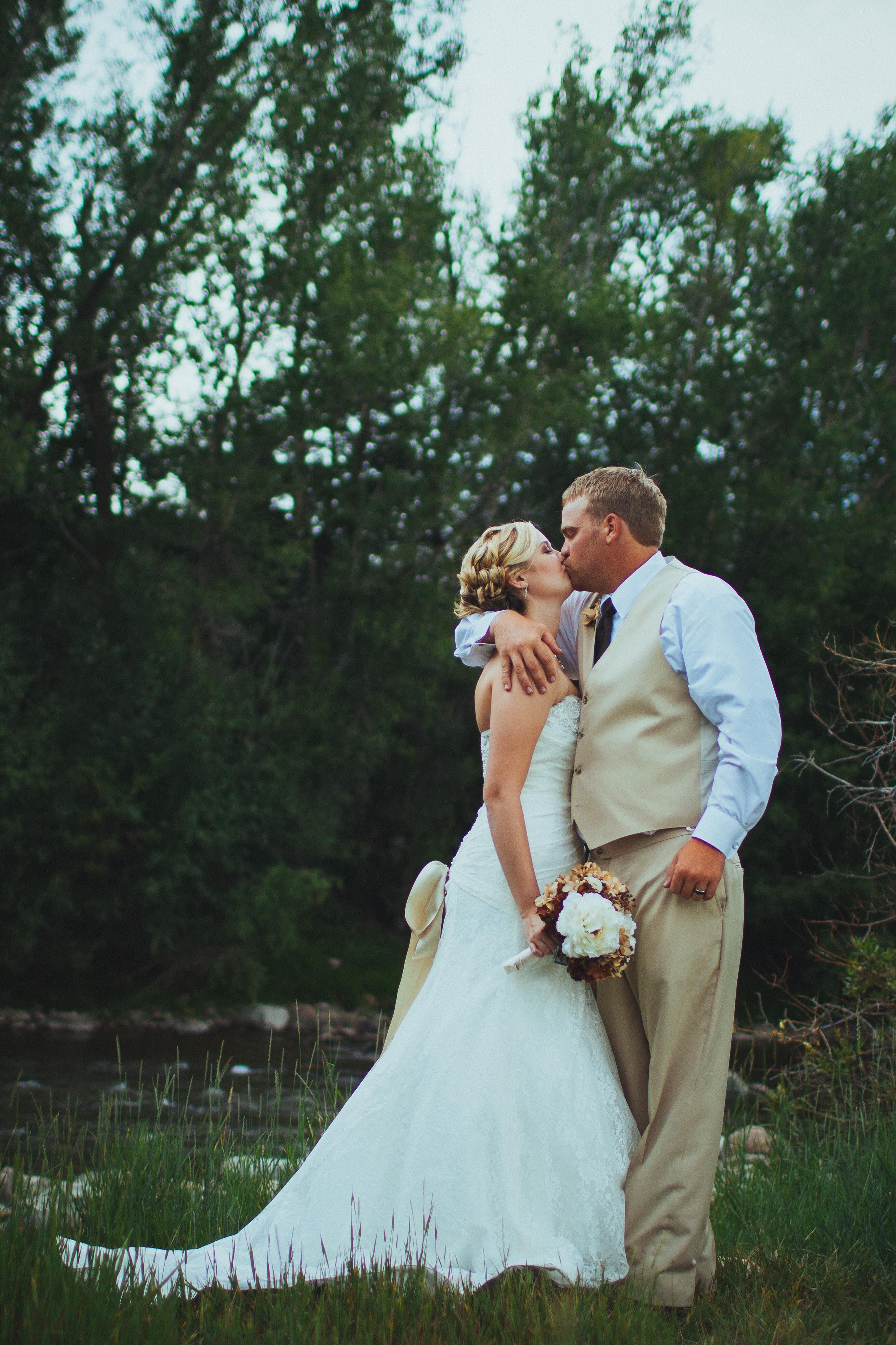 A Casual Country Wedding At Silverthorne Pavilion In Silverthorne