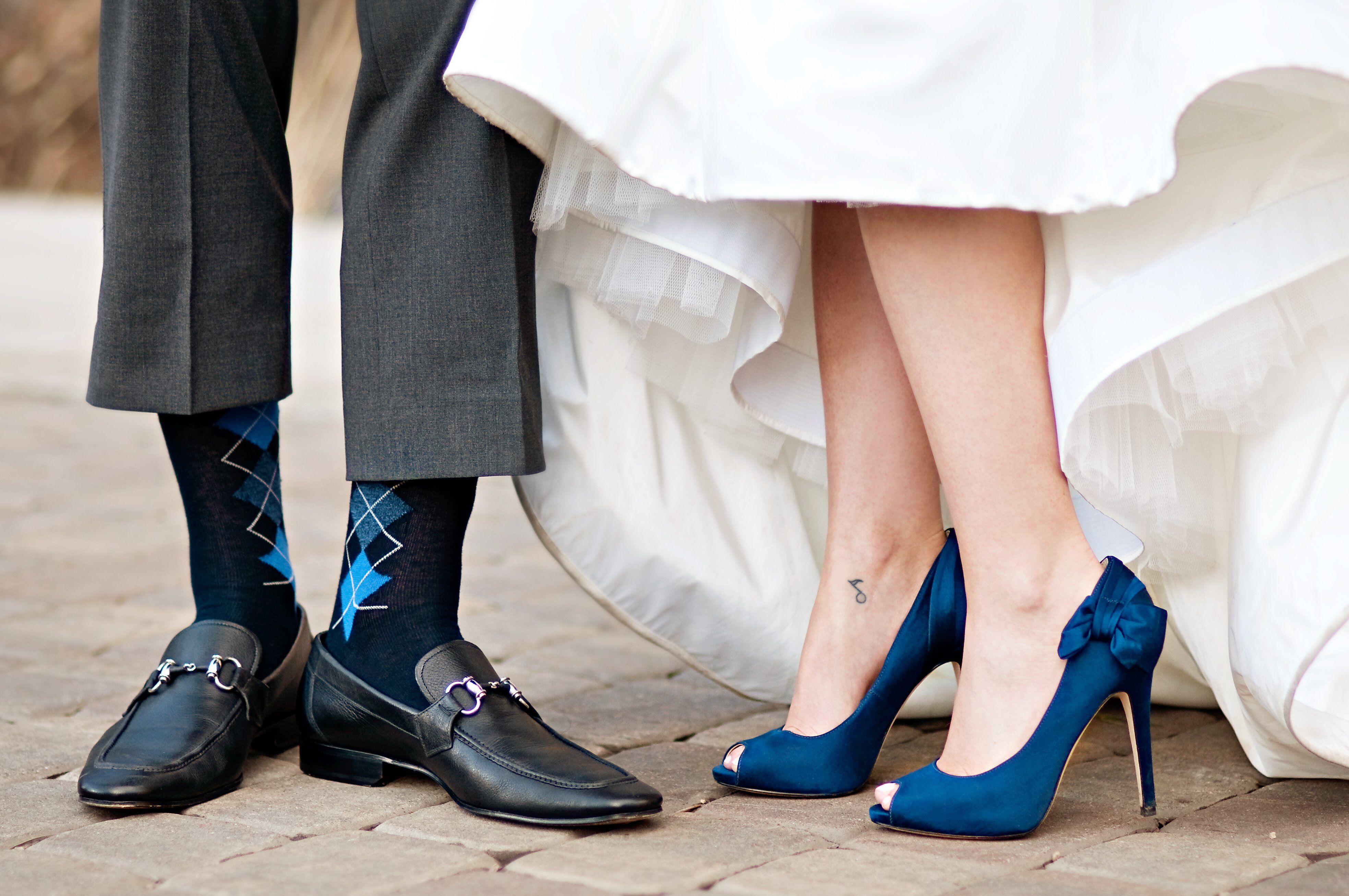 Свадебное платье с черными туфлями