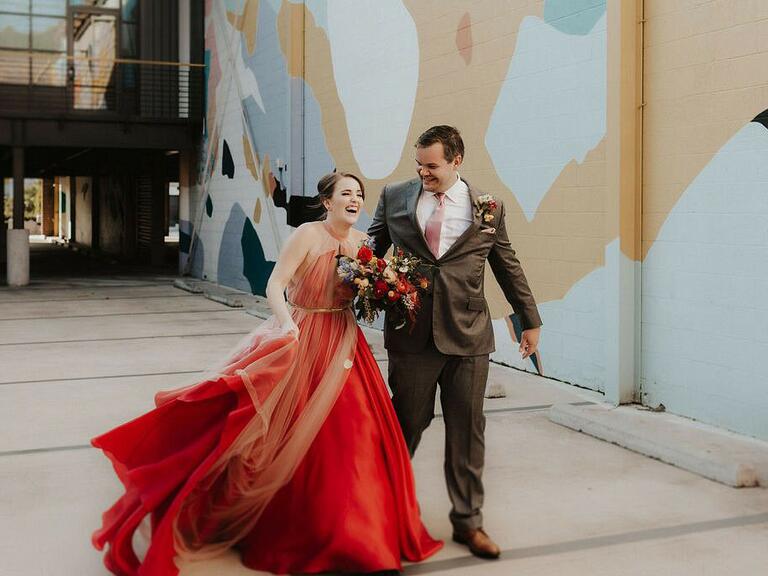 Paar beim Spaziergang und Lachen auf der Hochzeit