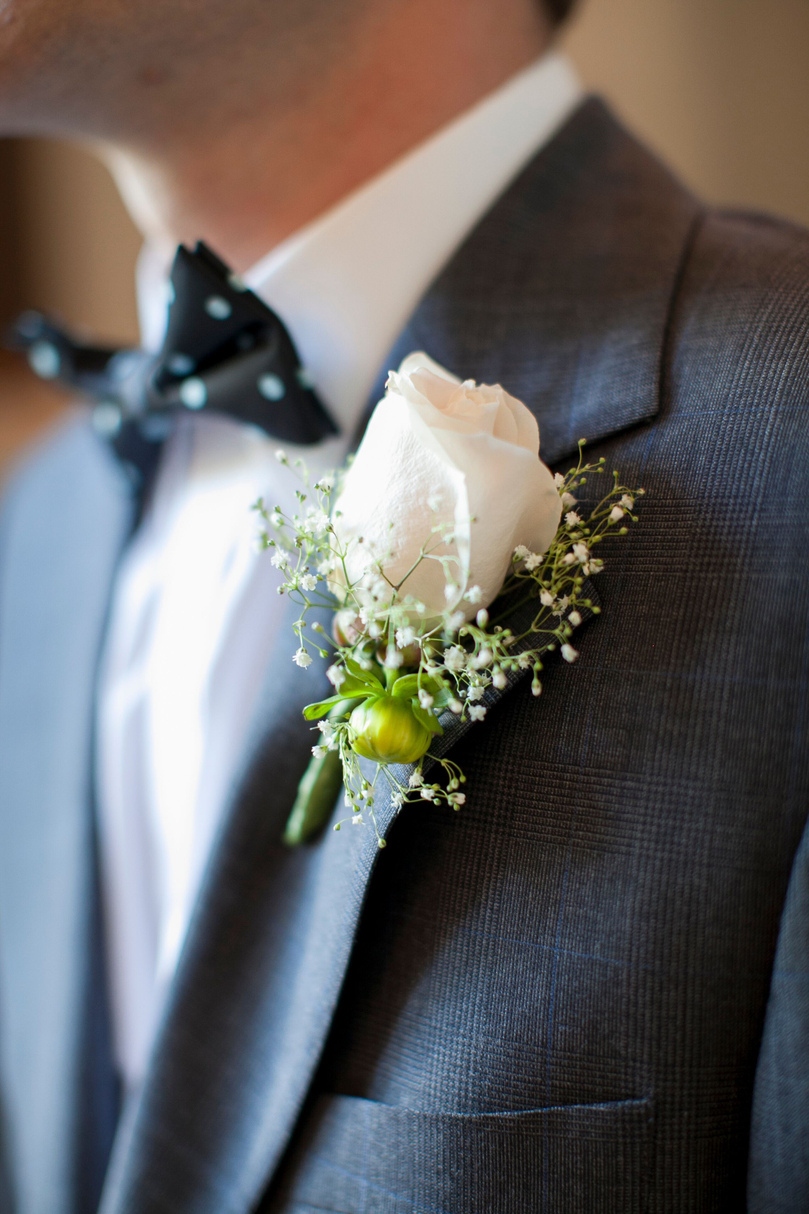 Boutonnieres store for groomsmen