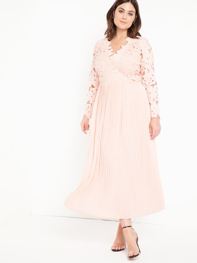 Różowa plus size sukienka maxi z koronkowym gorsetem i długimi rękawami