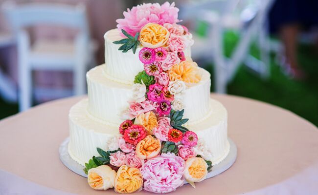 Feast Your Eyes on These 15 Fresh Flower Wedding Cakes