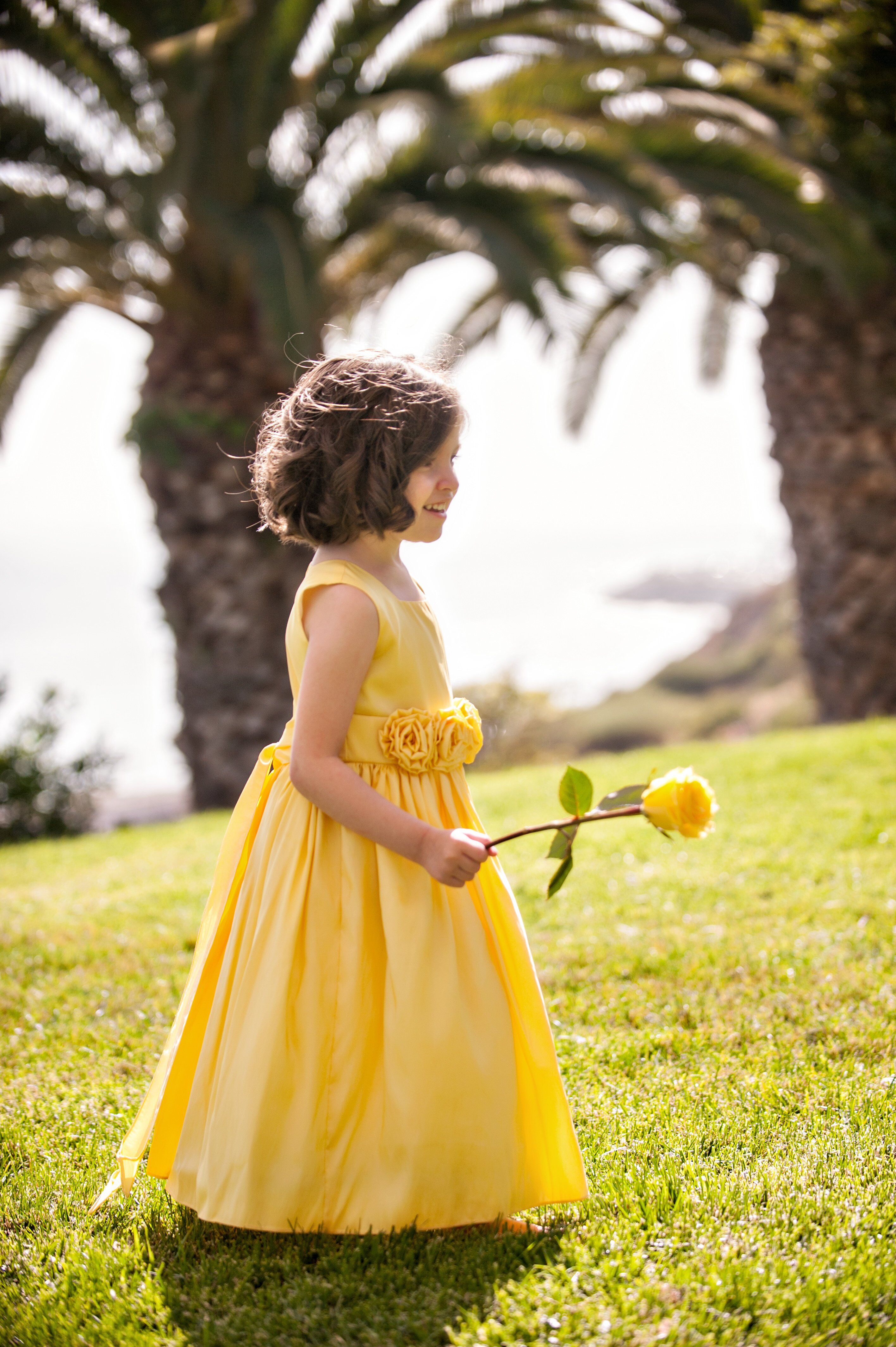 Красивая девушка в желтом платье