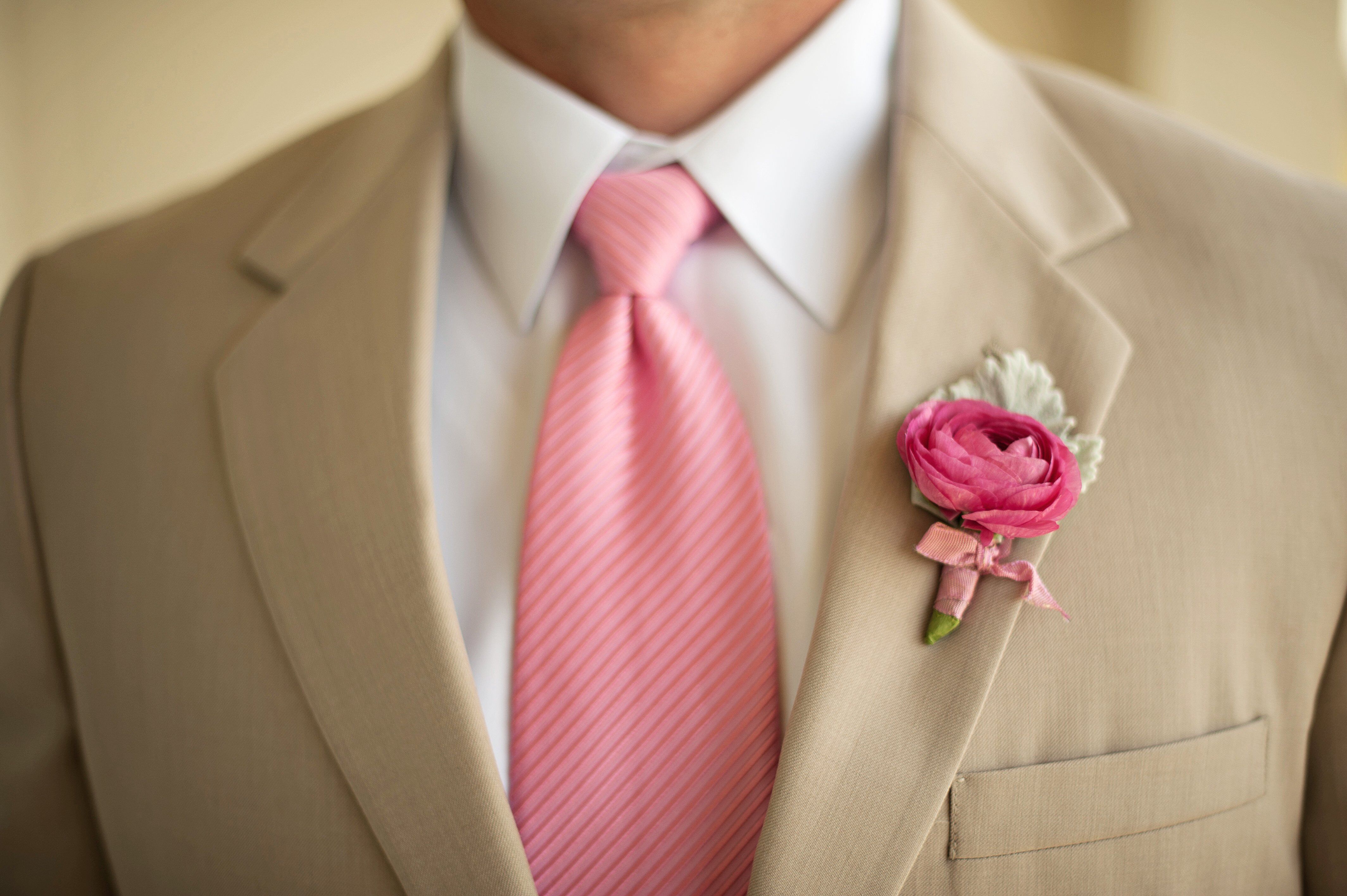 Костюм с розовым галстуком