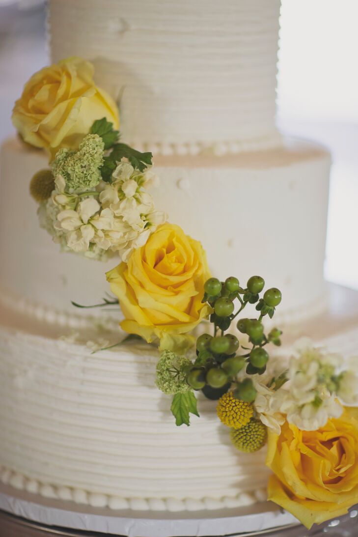  Yellow  Rose  Green Hypericum Berry Decorated Wedding  Cake 