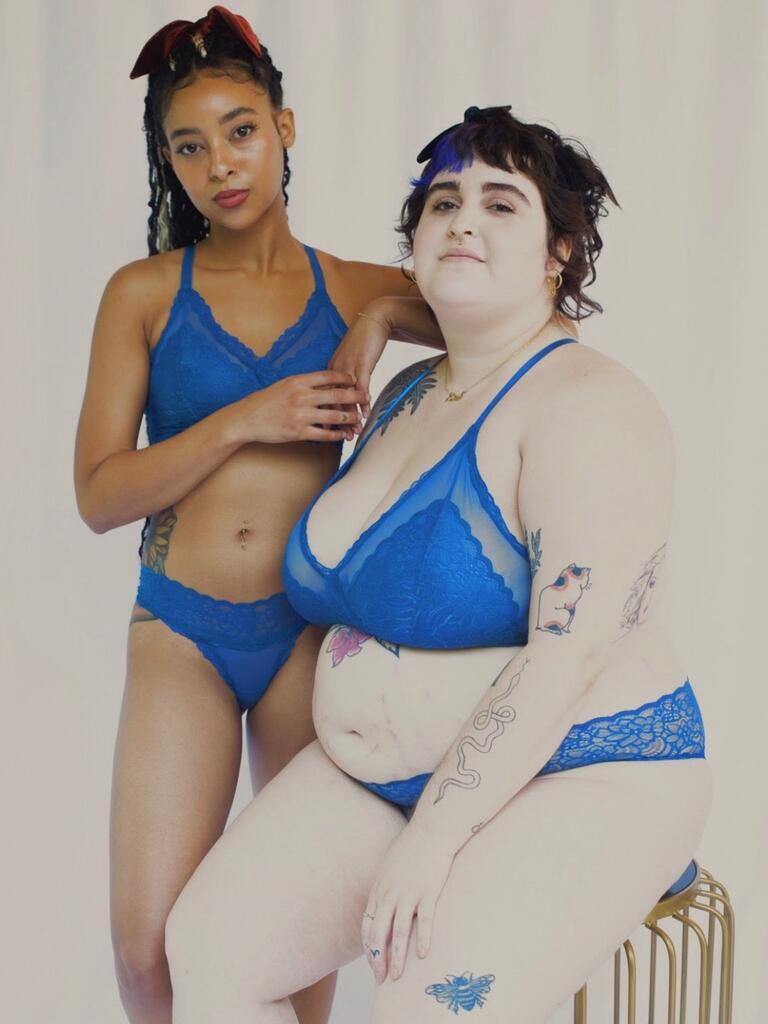 Mannequin et mannequin grande taille portant de la lingerie bleue en dentelle assortie.size model wearing lacy blue matching lingerie set