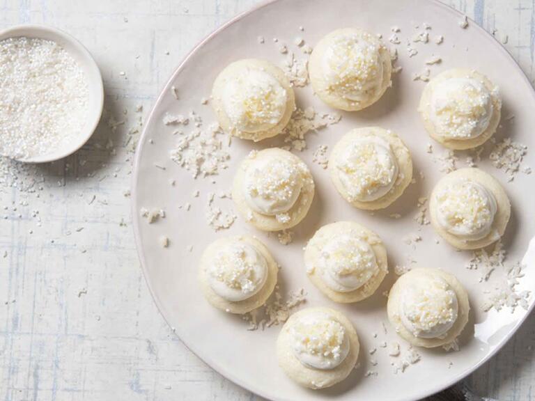 bolo de Casamento-inspiração cupcakes em um chapa branca coberto de branco raspas de chocolate