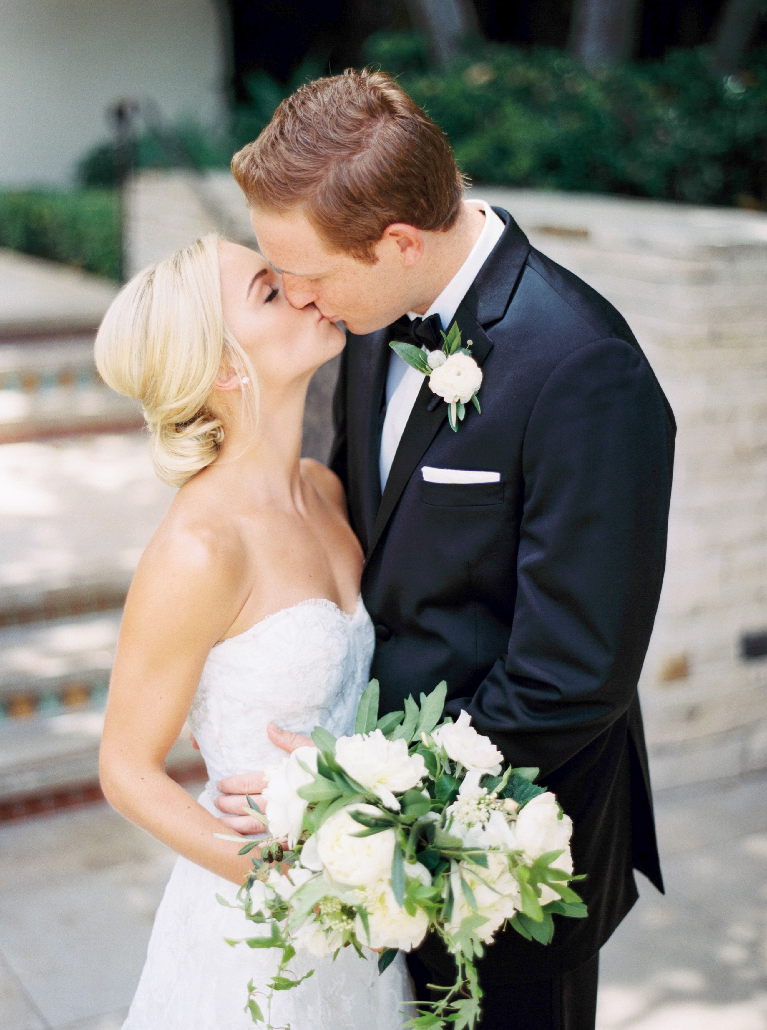 Romantic Bride  and Groom  Photo Session