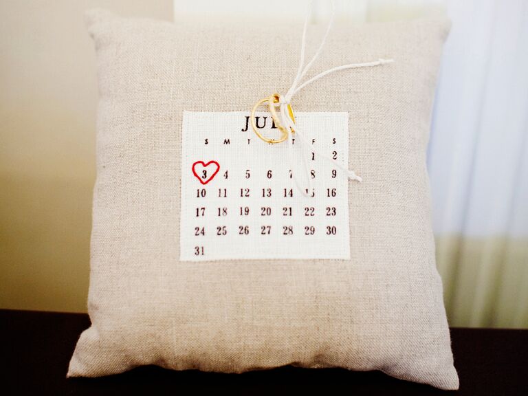 Calendar ring pillow