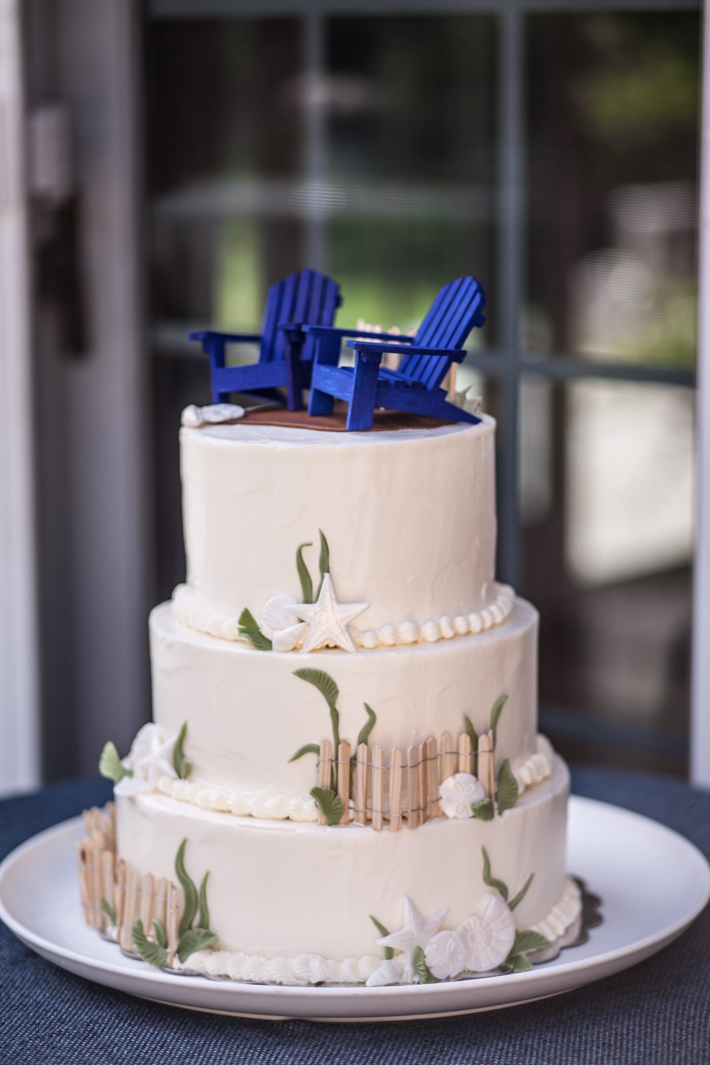Creatice Beach Chair Wedding Cake Topper with Simple Decor