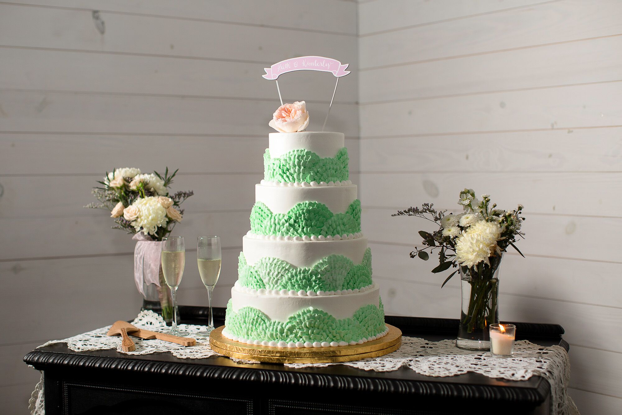 Green Ruffle-Decorated Round Wedding Cake