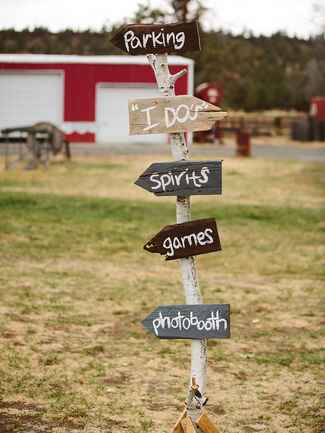 12 Cute Signs for Your Rustic Wedding