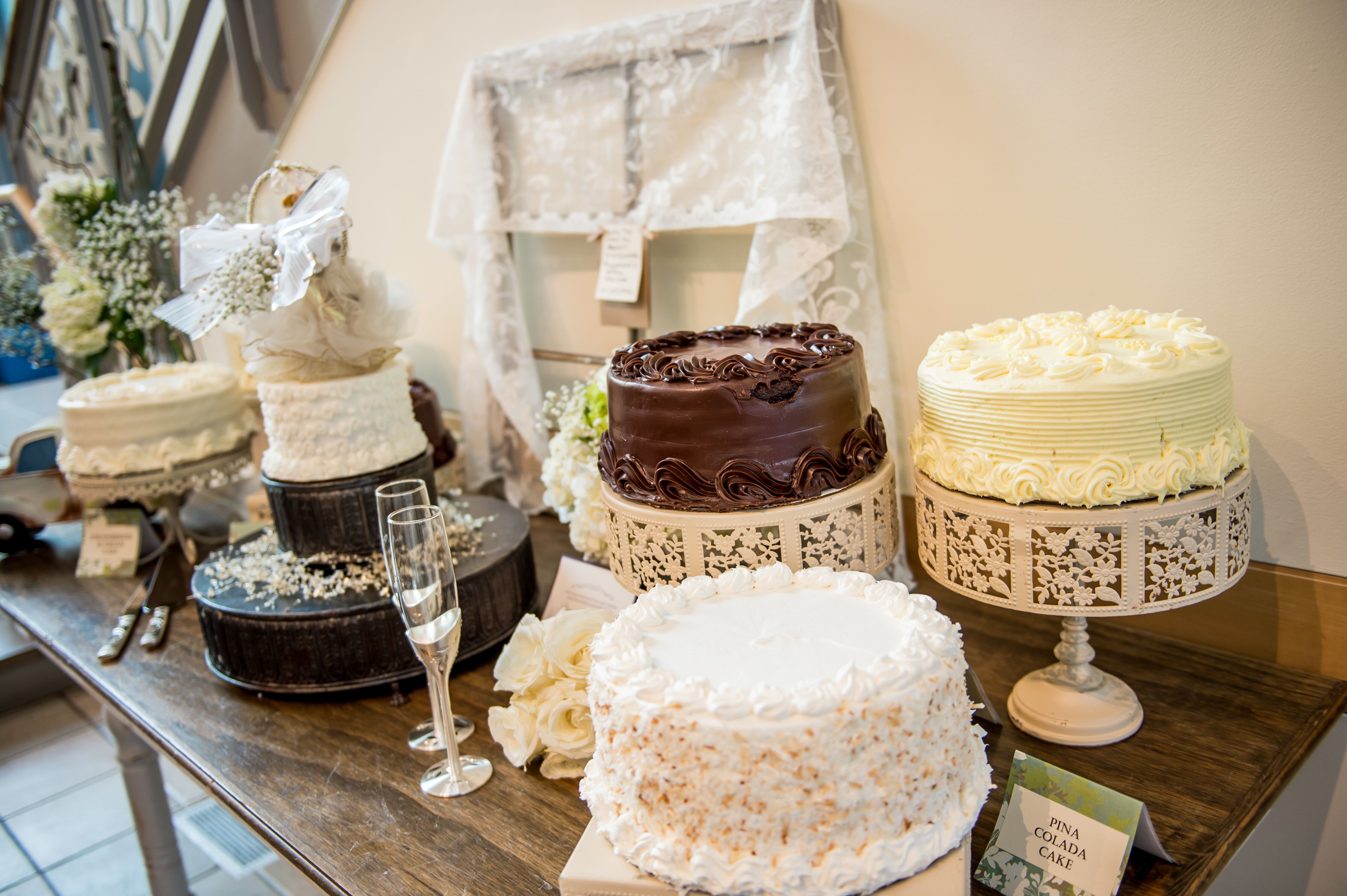 One Tier Wedding Cake Display With 13 Cake Flavors