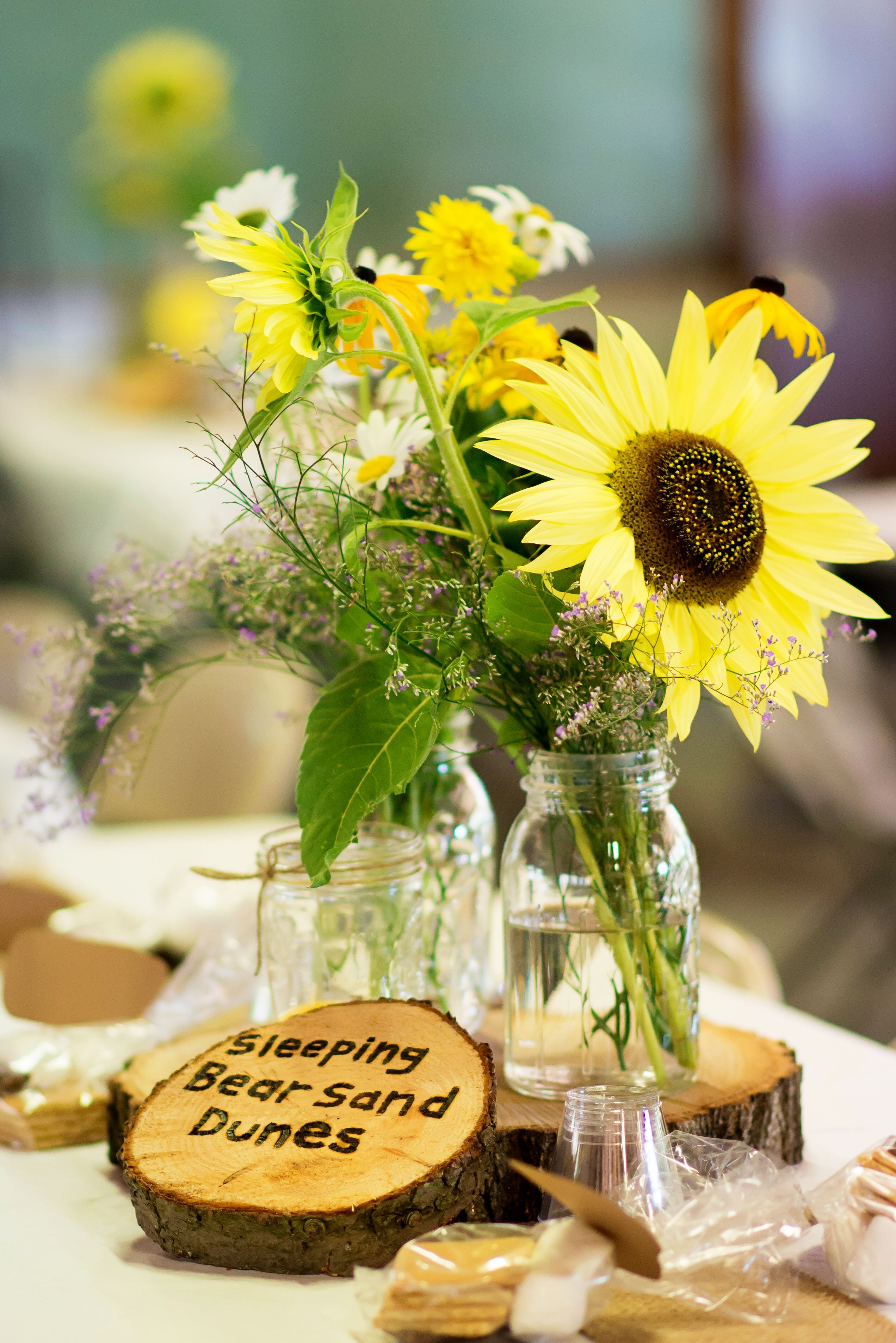 sunflower-centerpiece-in-mason-jar