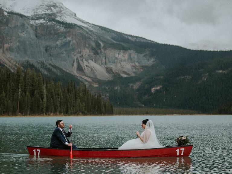 Couple souriant dans une barque