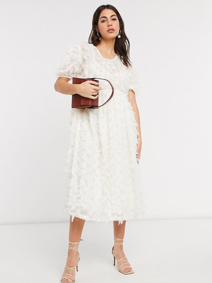 Biała, teksturowana sukienka midi z kapturowymi rękawami