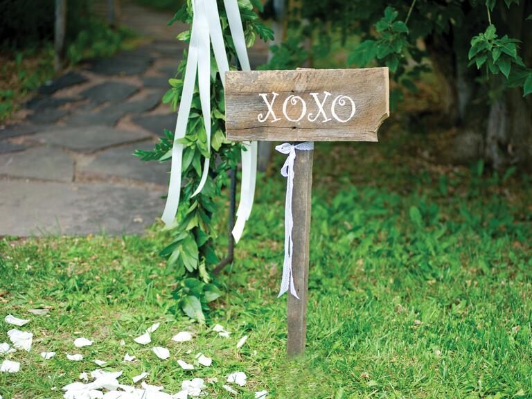 XOXO wedding ceremony sign