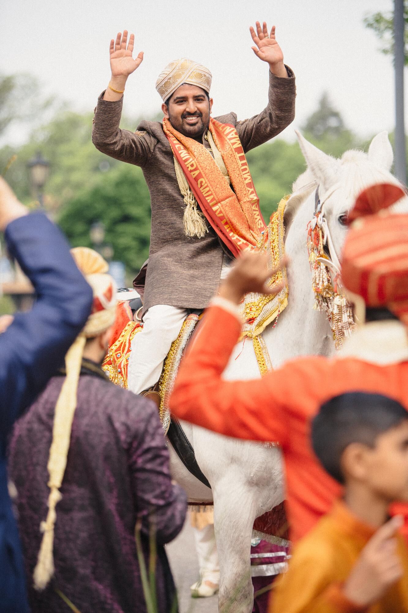 traditional-indian-baraat-on-horseback