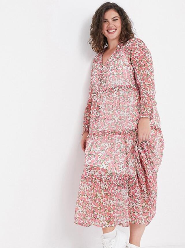 Różowa plus size kwiecista sukienka maxi z długim rękawem