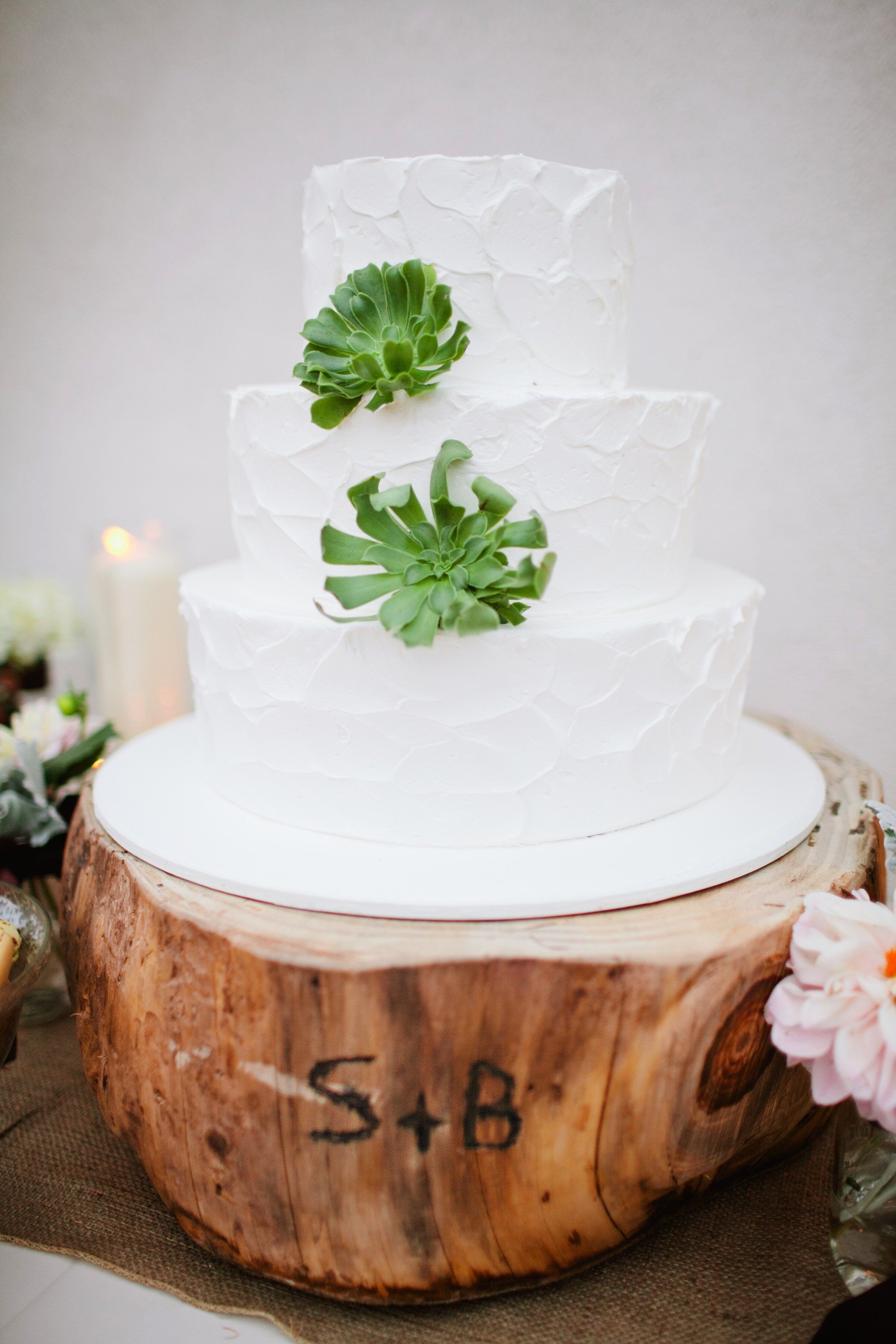  Classic  White  Wedding  Cake 