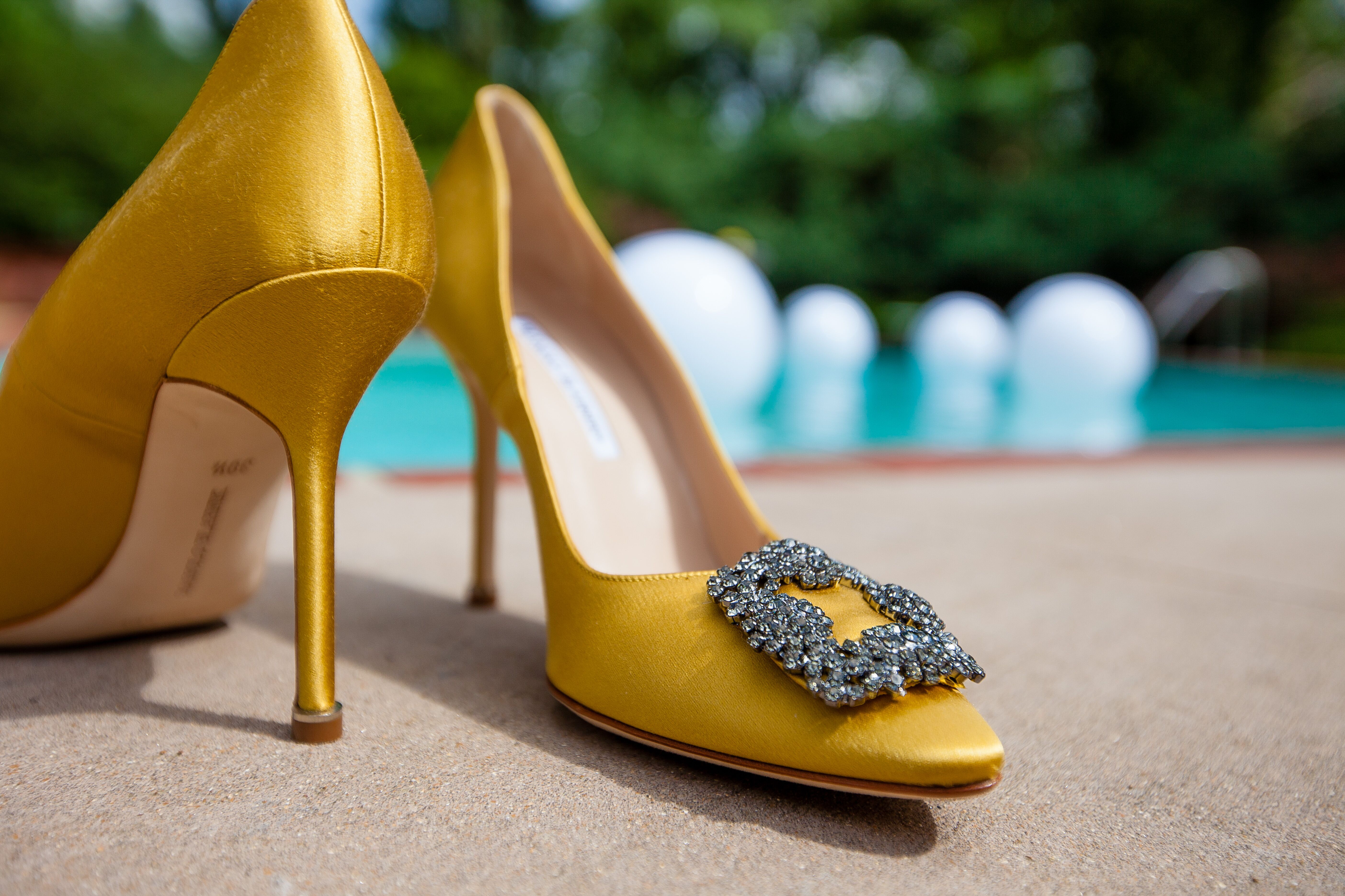 Manolo blahnik store yellow heels