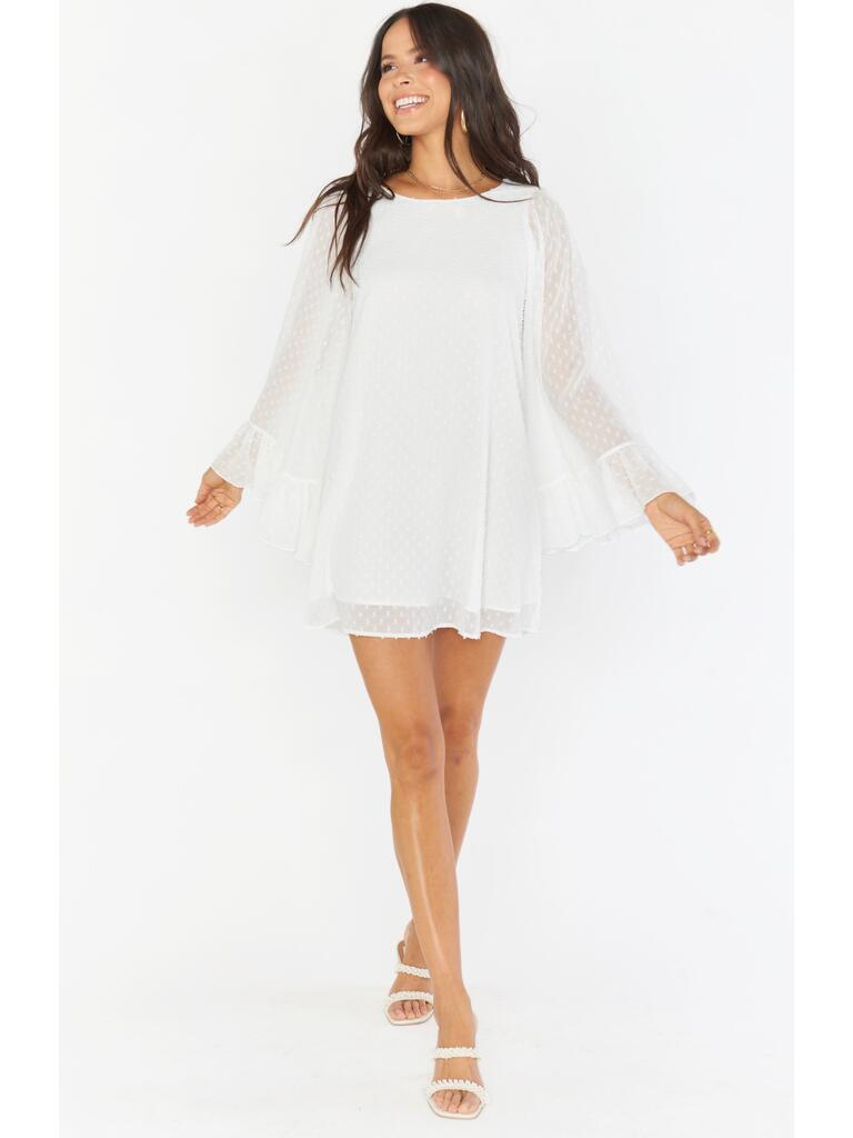 Biała mini sukienka z długimi rękawami i szwajcarskimi kropkami