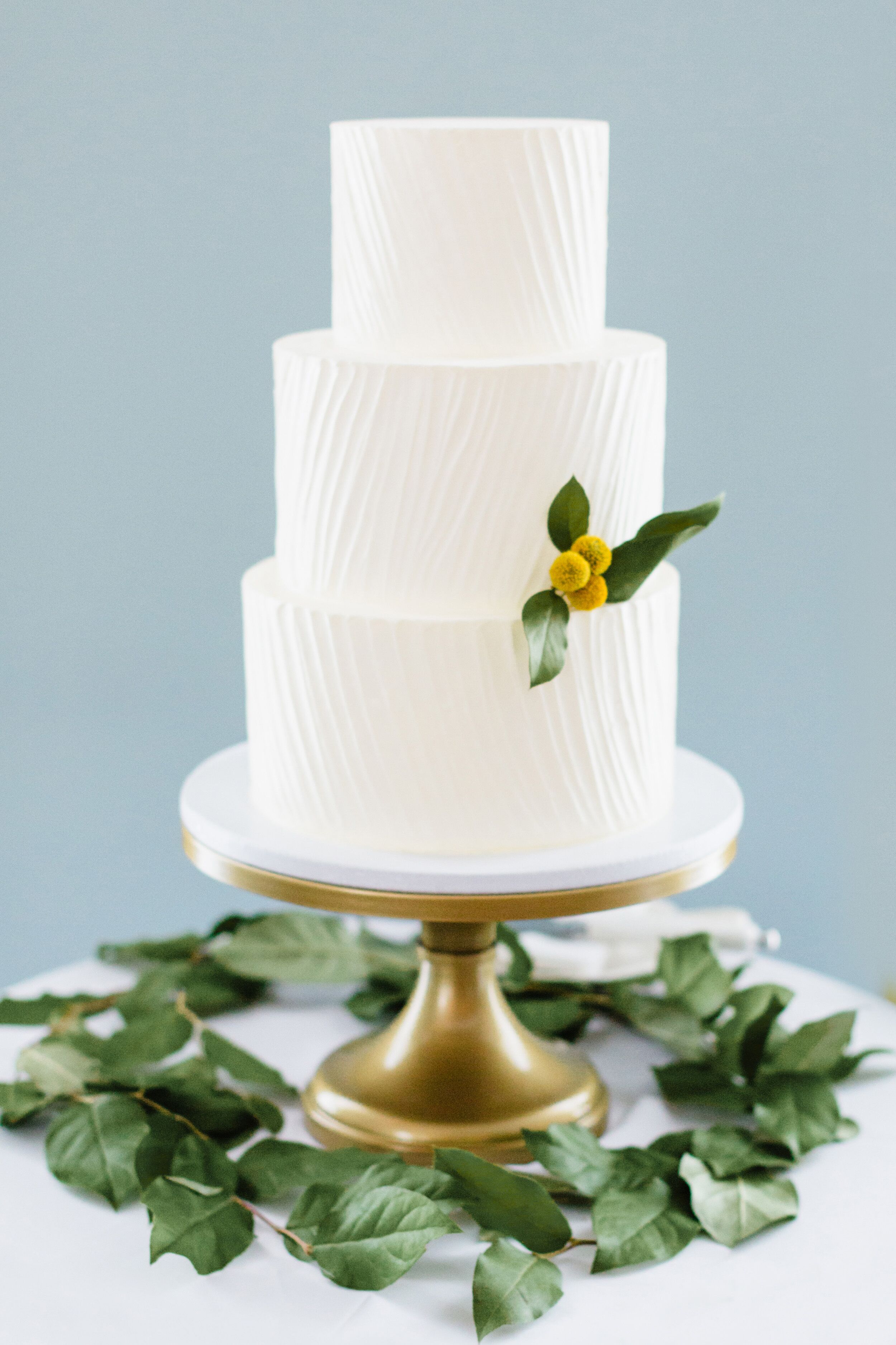 Simple Elegant White Wedding Cake   7d274770 3a31 11e6 Af22 0e6345a2d5d3