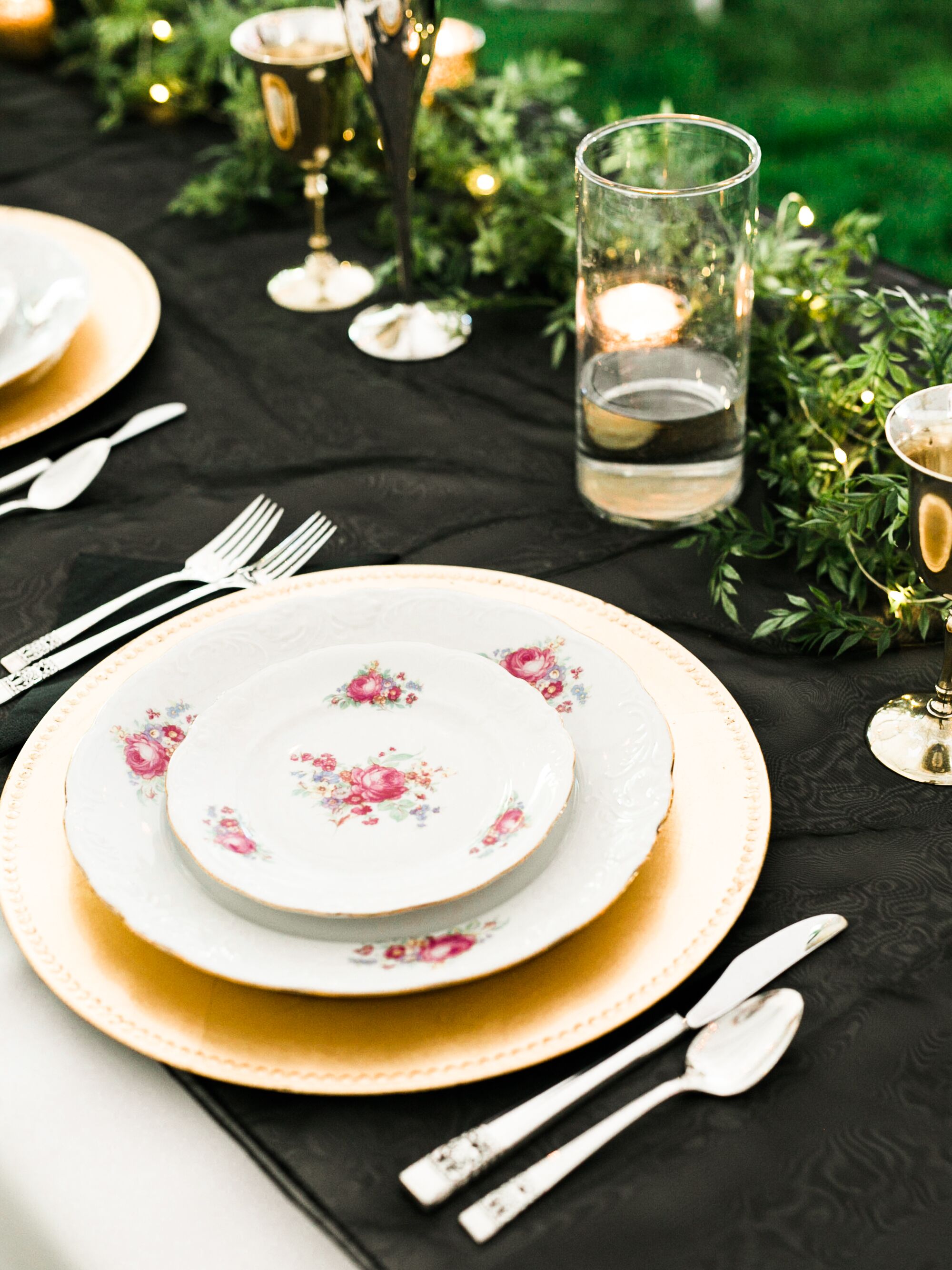 Simple, Elegant Black and Gold Table Decorations