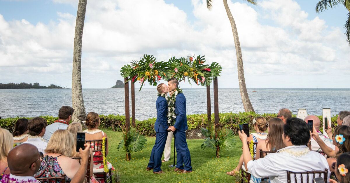 wedding outfit for beach wedding guest