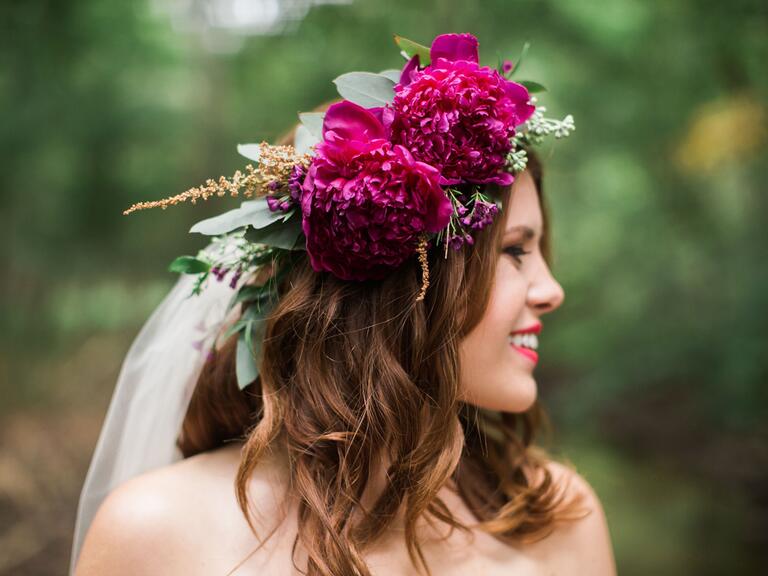 capelli da sposa fiori corona di fiori oversize capelli corti