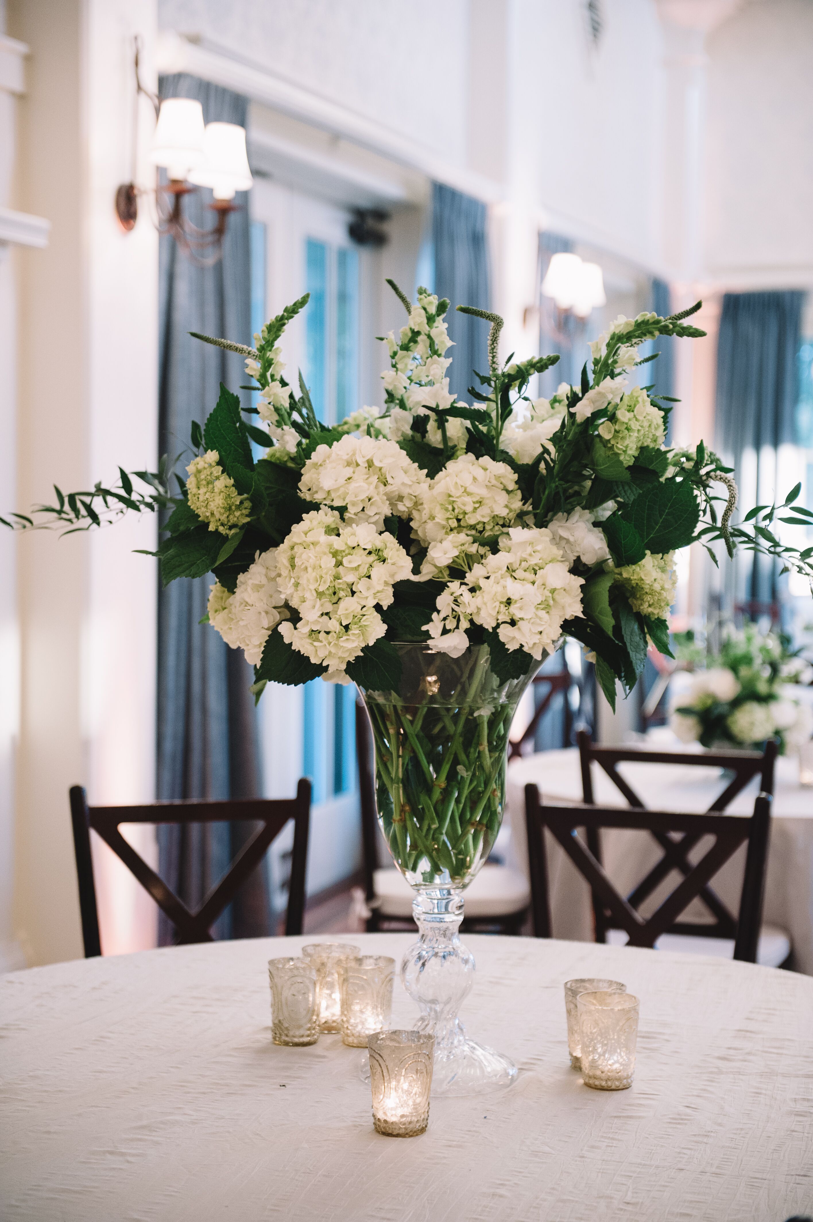 Elegant, Modern Floral Centerpieces With White Blossoms