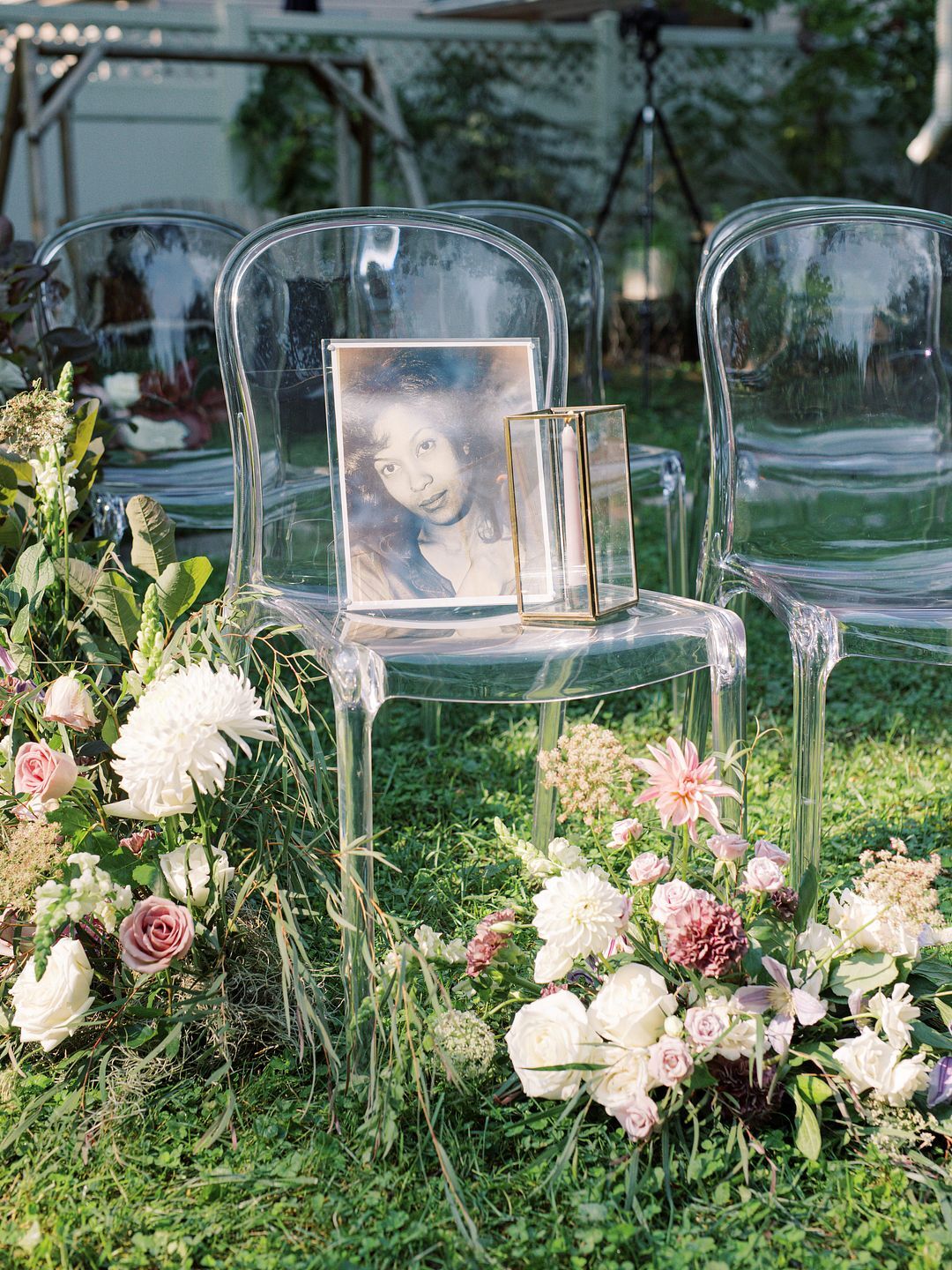 picture-frame-of-deceased-loved-one-at-wedding-ceremony