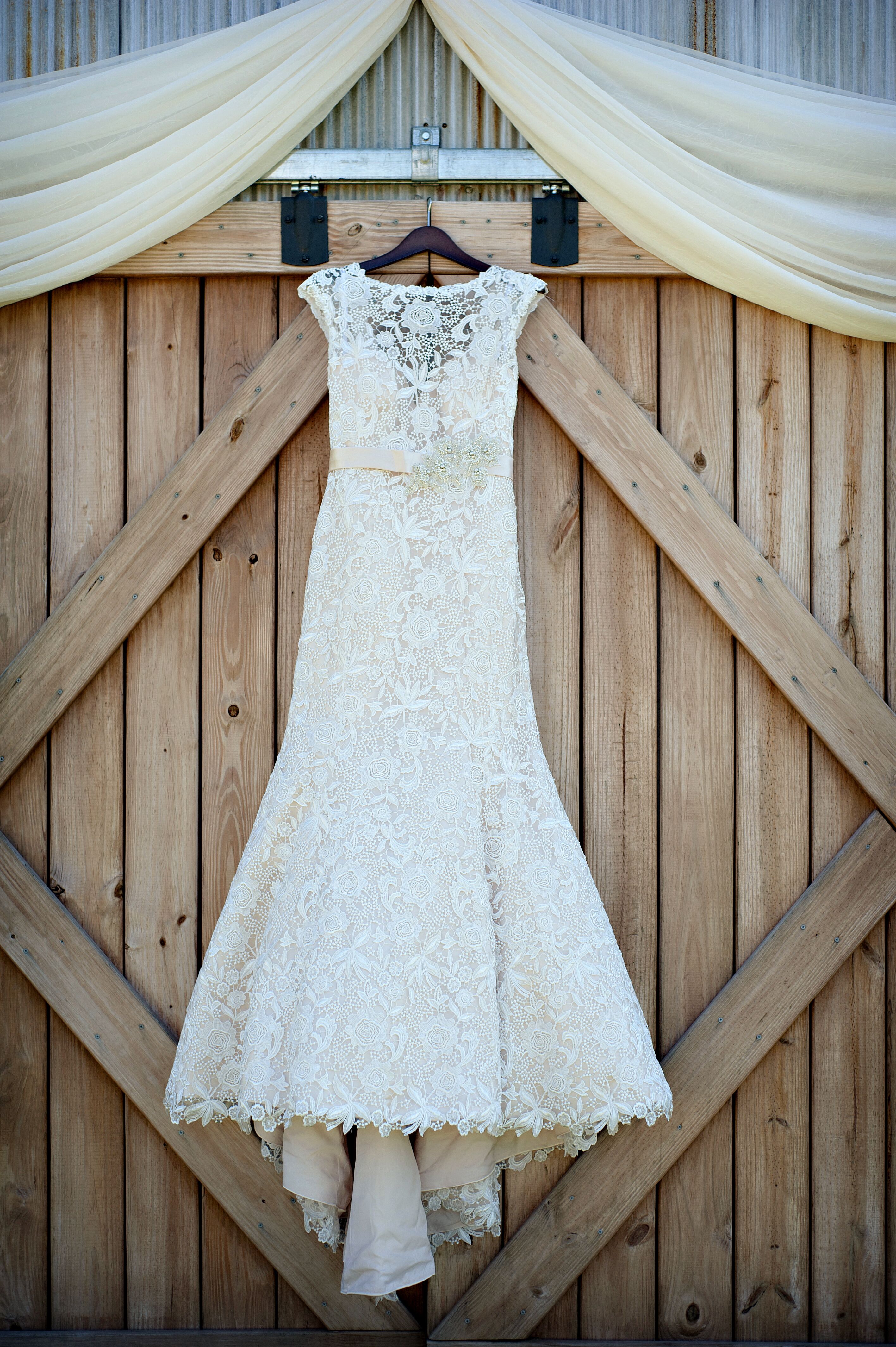 belted-allure-lace-trumpet-style-wedding-dress