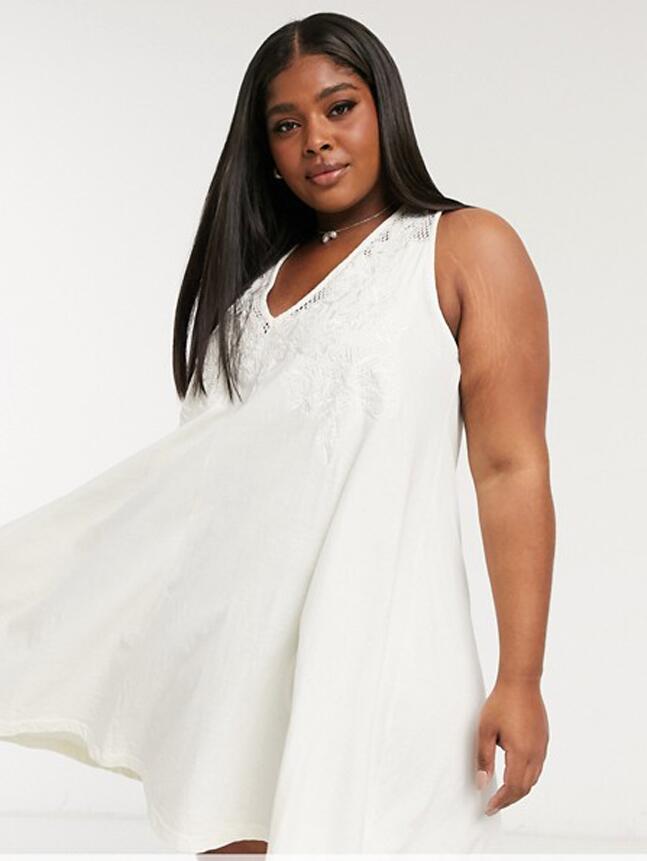 Biała koronkowa sukienka plus size swing